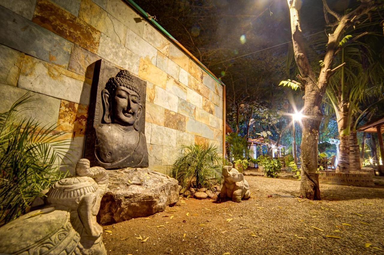 Brown Town Resort & Spa Hyderabad Eksteriør billede