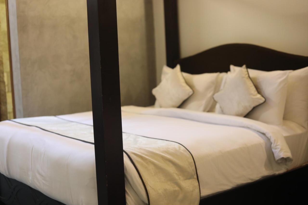 Brown Town Resort & Spa Hyderabad Eksteriør billede