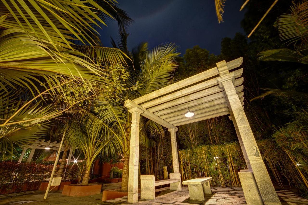 Brown Town Resort & Spa Hyderabad Eksteriør billede