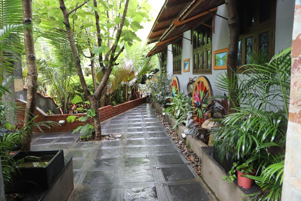 Brown Town Resort & Spa Hyderabad Eksteriør billede