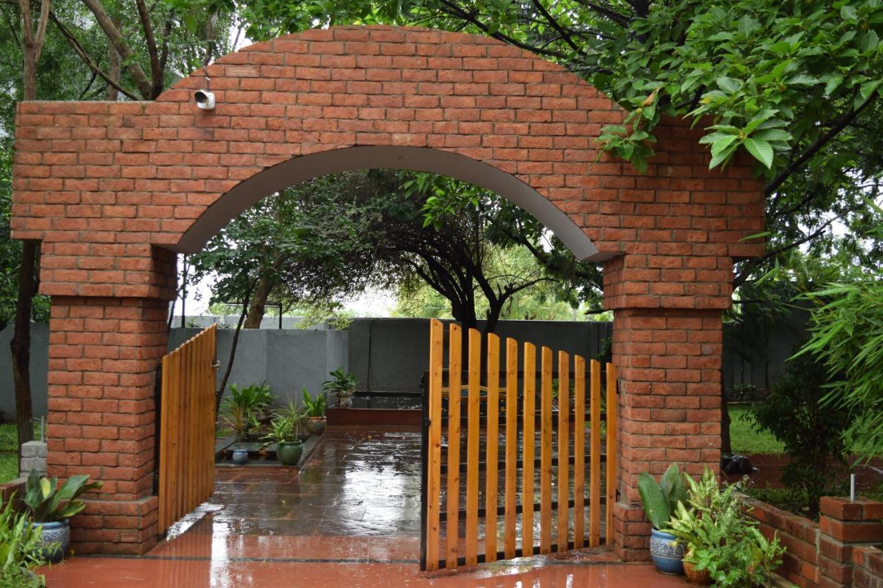 Brown Town Resort & Spa Hyderabad Eksteriør billede