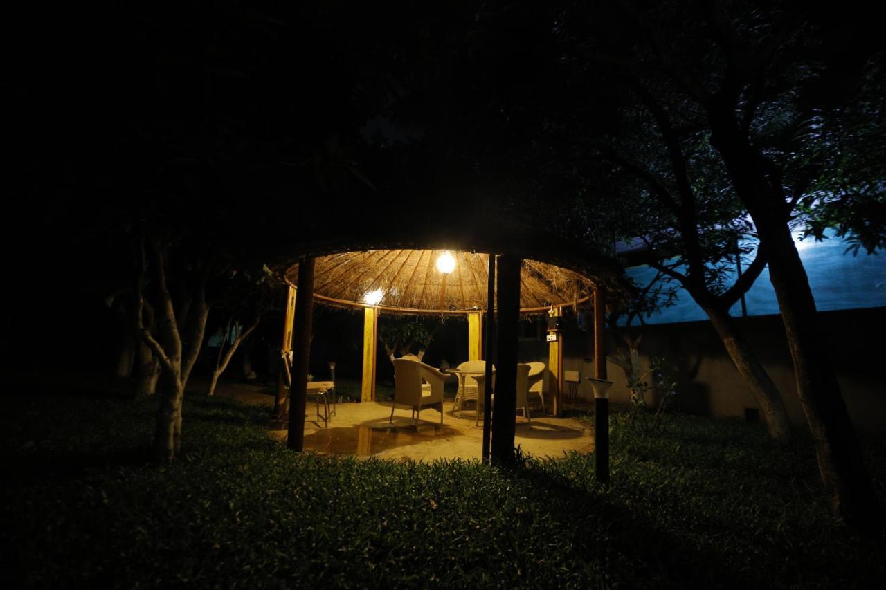 Brown Town Resort & Spa Hyderabad Eksteriør billede