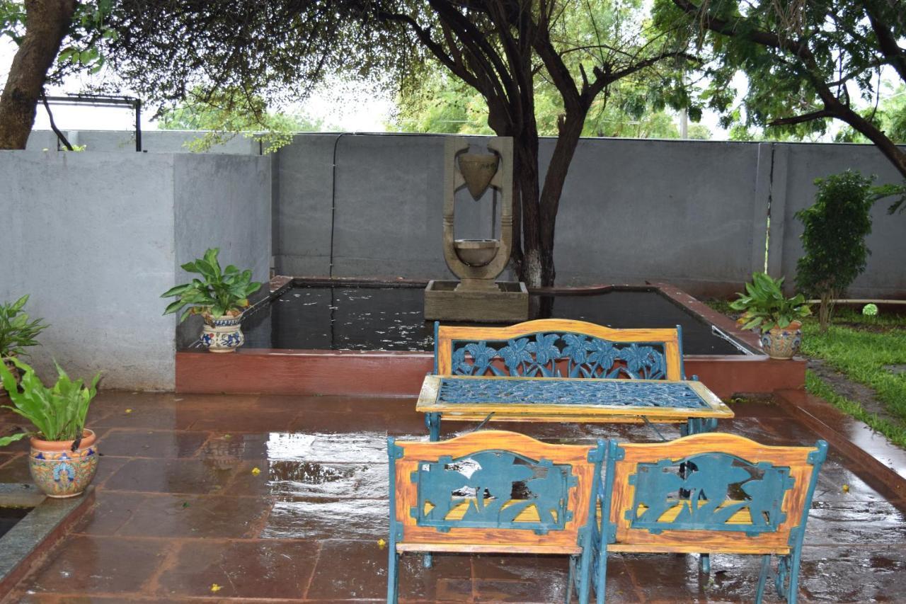 Brown Town Resort & Spa Hyderabad Eksteriør billede
