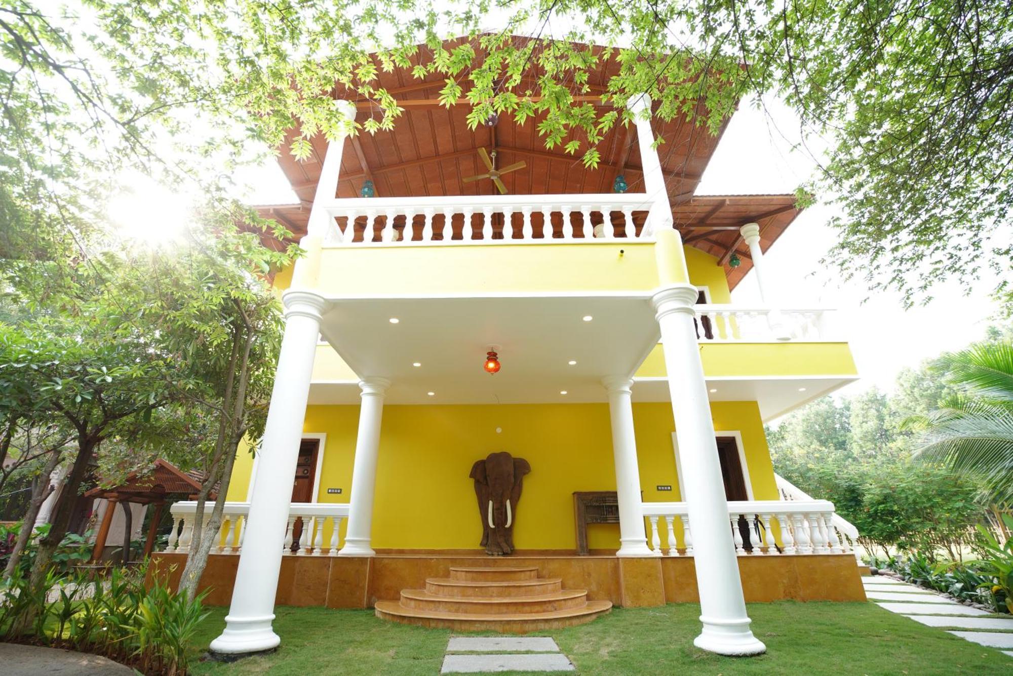 Brown Town Resort & Spa Hyderabad Eksteriør billede